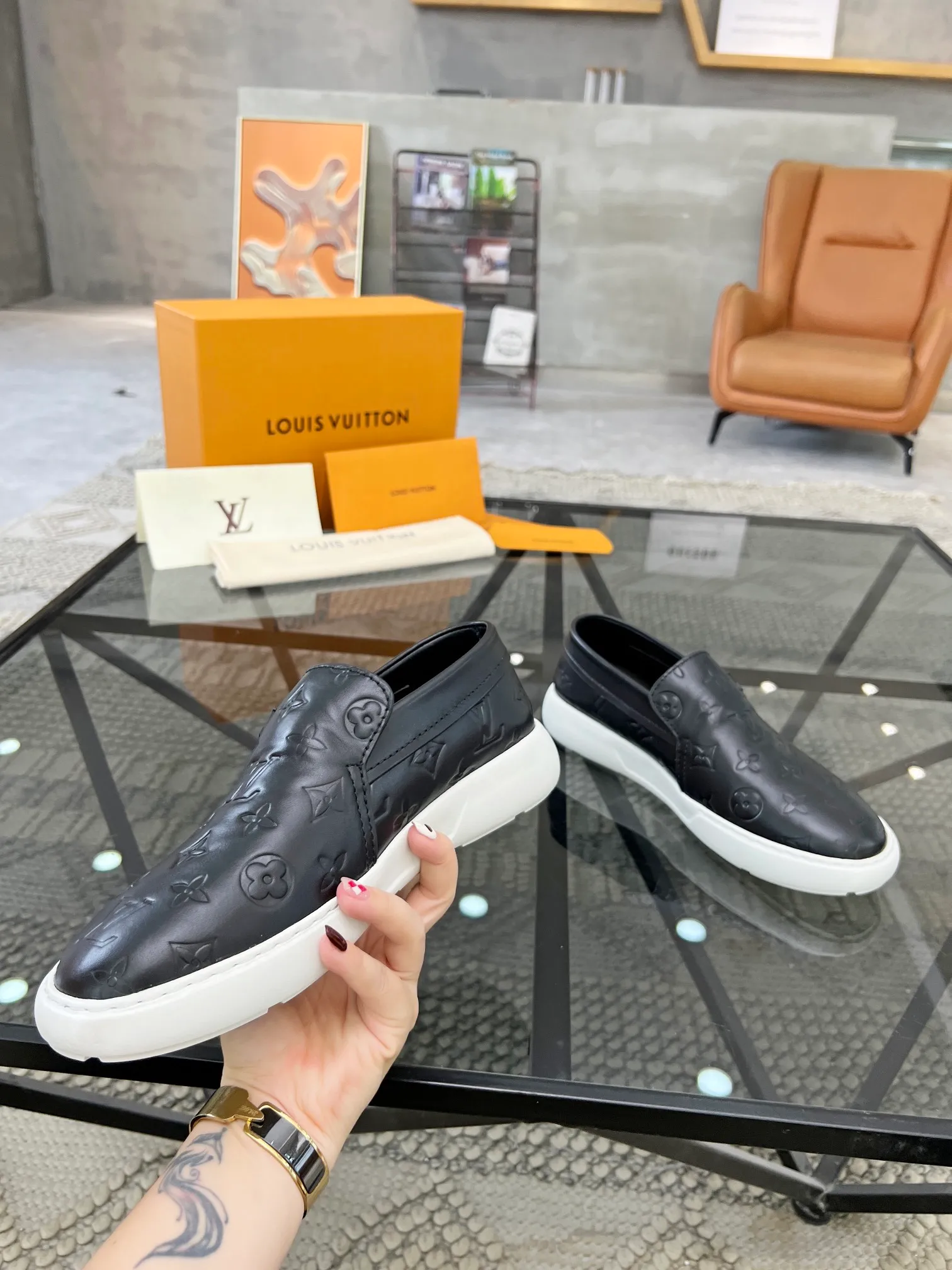 Factory price: 520💰 LV🔍Top purchasing agent🇮🇹 Road The most popular sneakers are available at the same time in the super popular sports shoe counters. The uppers are made of Italian original imported cowhide fabric. The classic and generous layout is a must-have for fashionistas. The complex craftsmanship is perfectly reproduced. The imported soft water-dyed cowhide lining is padded. The soles are: original soles specially provided by the factory. The exclusive foamed molded soles are super comfortable. The original factory follows the order. 🔍🔍High quality. You can go in and out of the counter at will. Welcome to compare. Size 39-45 (38 can be ordered)